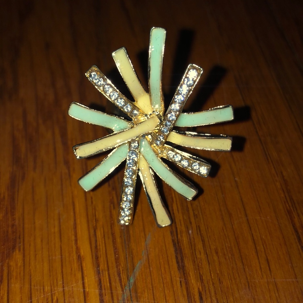 elegant green/yellow gold ring with diamonds